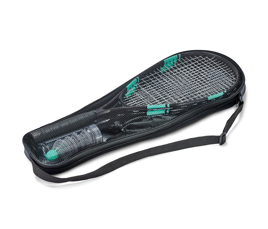 Siyah çantada iki raket ve bir tüp topla birlikte Turbo Badminton Seti.