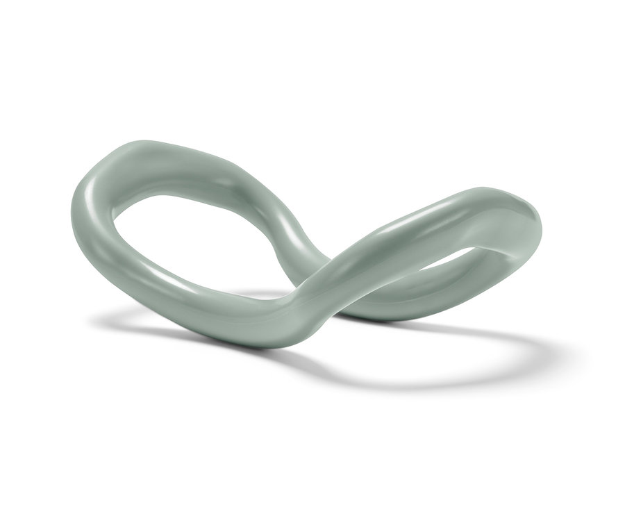 Beyaz bir arka plan üzerinde duran bir Yoga Esneme Halkası.