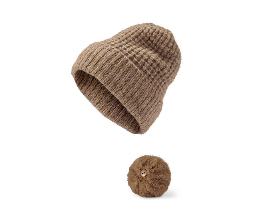 Kahverengi ponponlu örgü bere ve düğmeli ayrı bir ponpon.