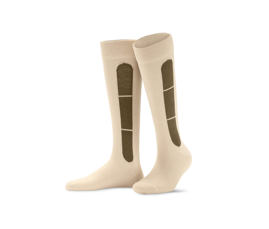 Haki şeritli iki çift bej rengi seyahat kompresyon çorabı.