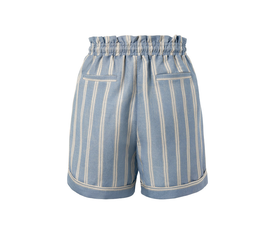 Beyaz dikey çizgili, duman mavisi, keten karışımlı bir şortun detayı.
