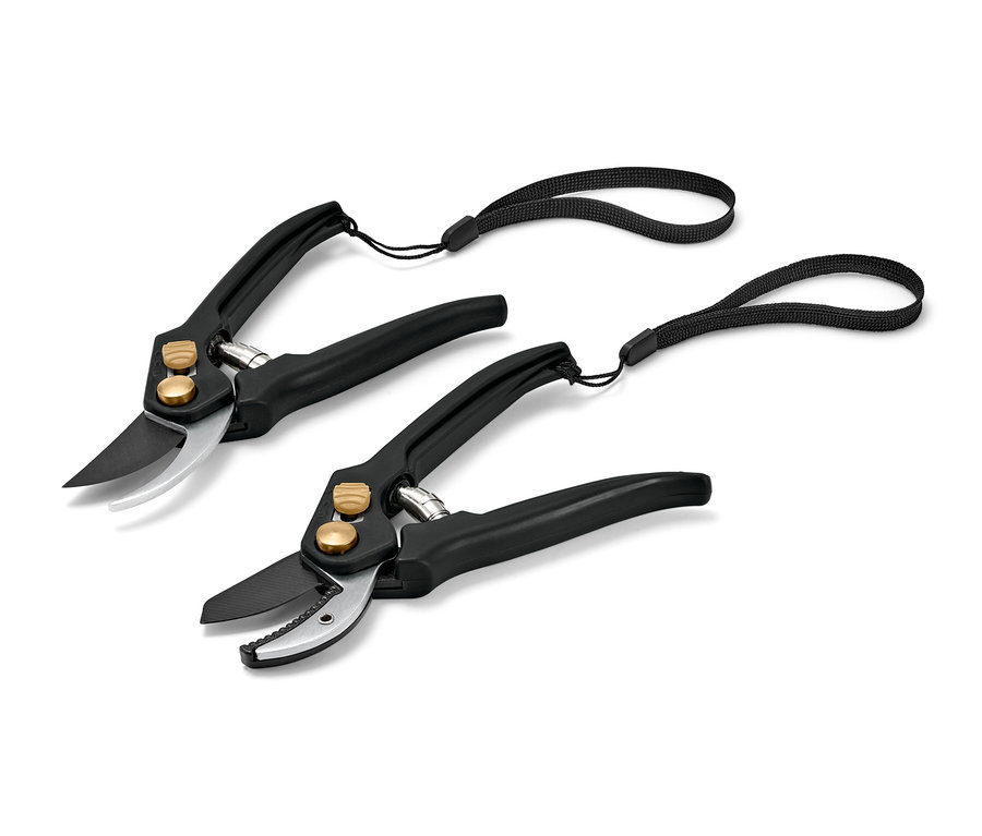 Gümüş bıçaklı ve siyah askılı iki adet siyah bahçe makası.