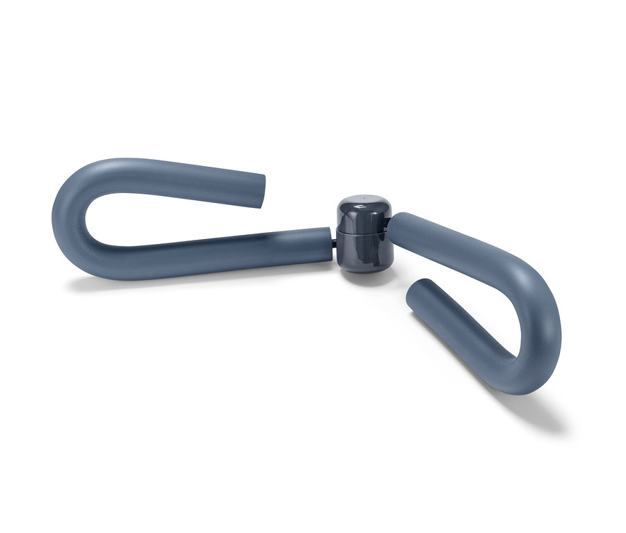 Beyaz arka planda mavi kol ve bacak egzersiz aleti.