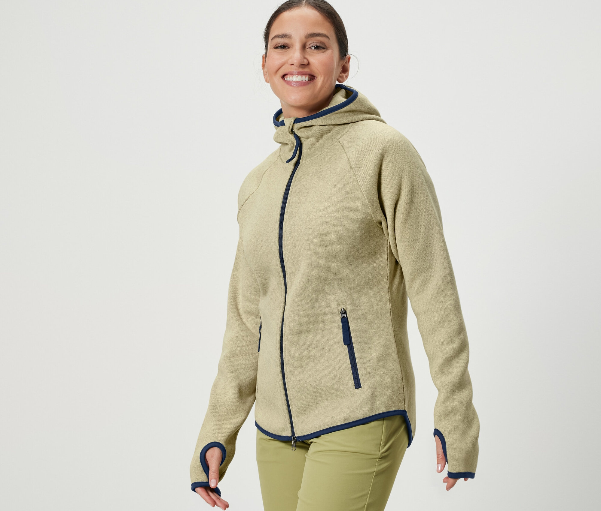 Kadın sarı örgü polar ceket giyiyor