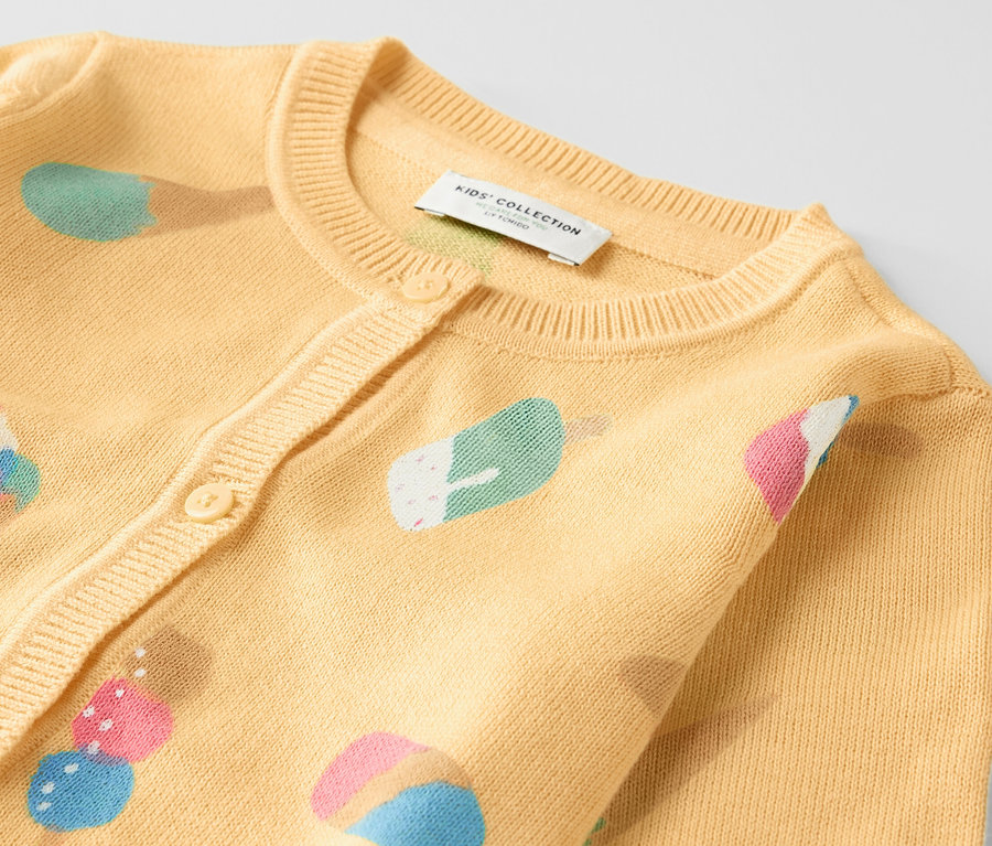 Dondurma desenli çocuk hırka detayı.