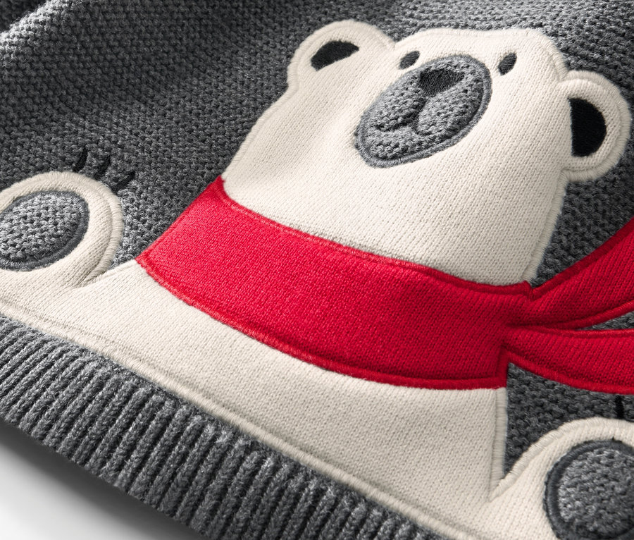 Kırmızı atkılı kutup ayısı aplikeli çocuk örgü kazağı detayı.