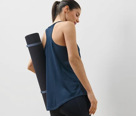Kadın mavi renkli 2 Adet Spor Atlet, Mavi ve Lacivert ile bir yoga matı taşıyor.