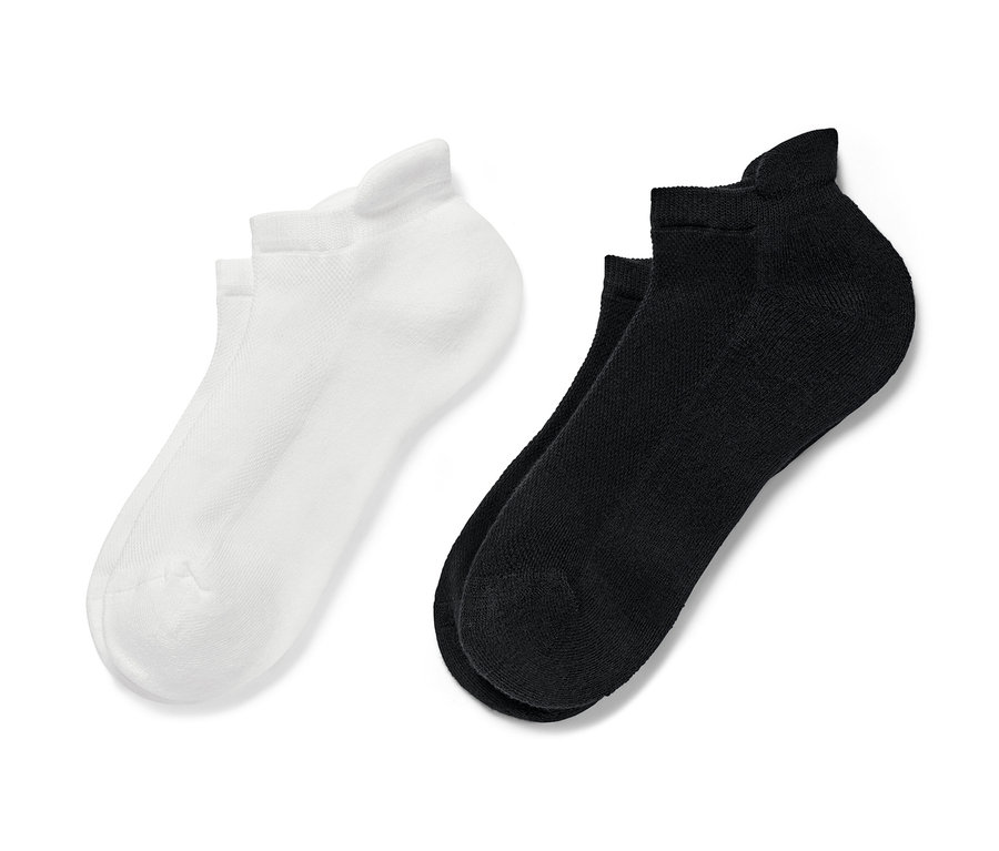 İki Çift Spor Sneaker Çorabı, bir çift siyah ve bir çift beyaz.