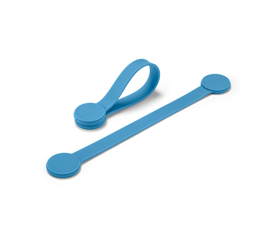 Beyaz bir arka plan üzerinde iki mavi manyetik klips.