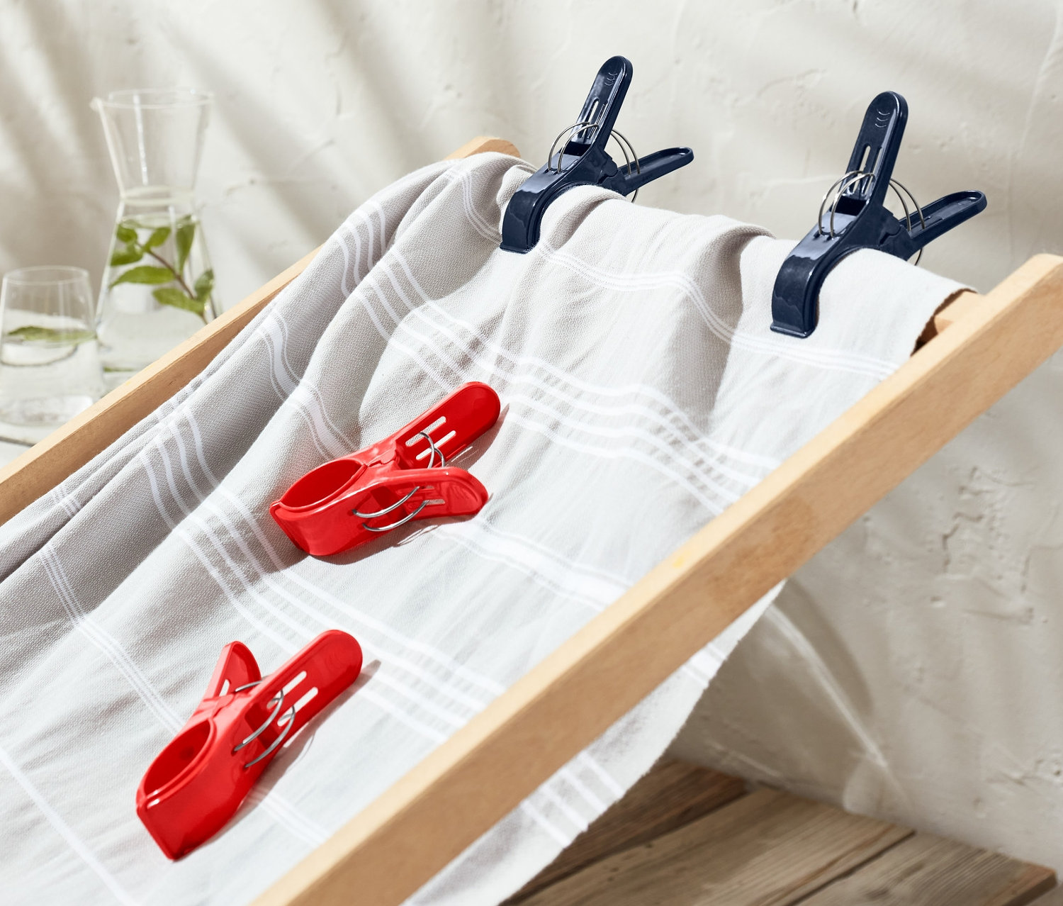 Bir şezlong üzerine 4 adet havlu mandalı takılmıştır.