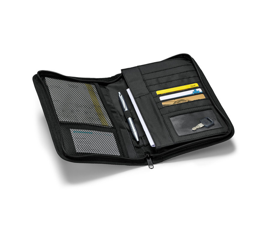 Açık, siyah bir Torpido Düzenleyici; kartlar, kalem, kağıt ve anahtar içeriyor.