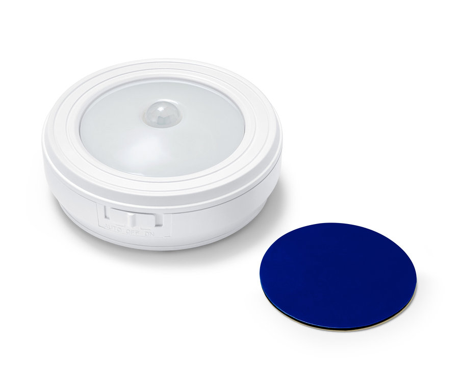 Beyaz hareket sensörlü çok fonksiyonlu LED lamba ve beyaz bir arka plan üzerinde mavi bir daire.