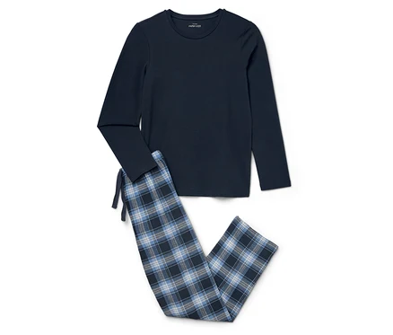 Kareli pantolonlu lacivert bir pijama beyaz bir arka plan üzerinde duruyor.