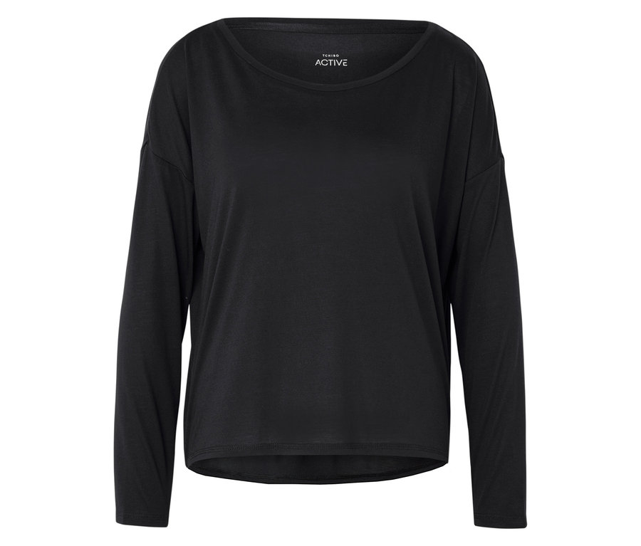 Siyah, uzun kollu bir tişört.