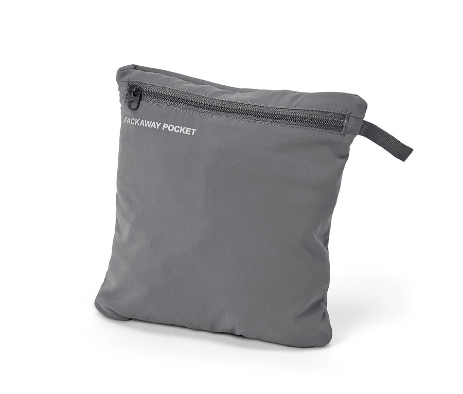 Gri renkli, paketlenebilir outdoor pantolonu katlanmış halde.