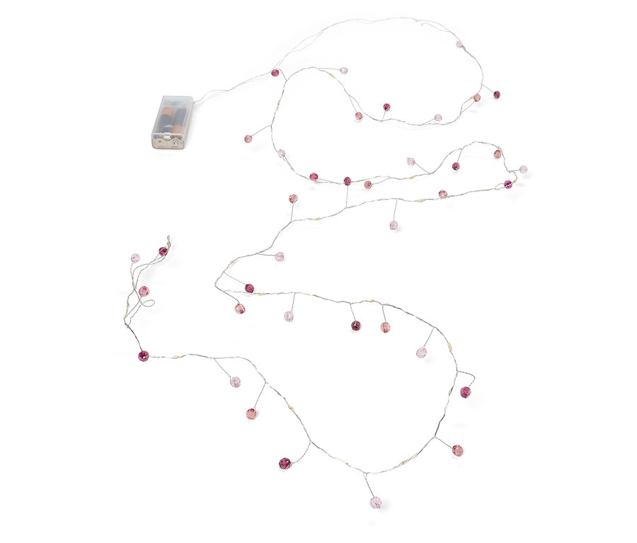 Beyaz bir arka planda küçük pembe boncuklu ve pille çalışan ışık zinciri.