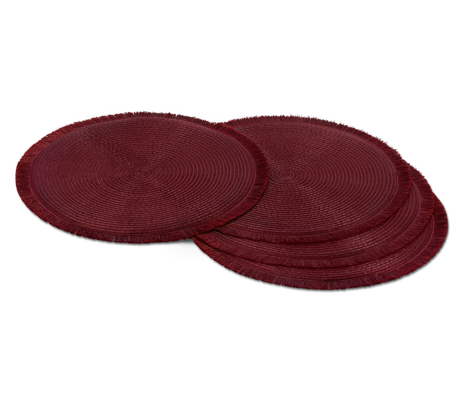 Dört adet kırmızı, yuvarlak Amerikan Servis Seti üst üste yığılmış.