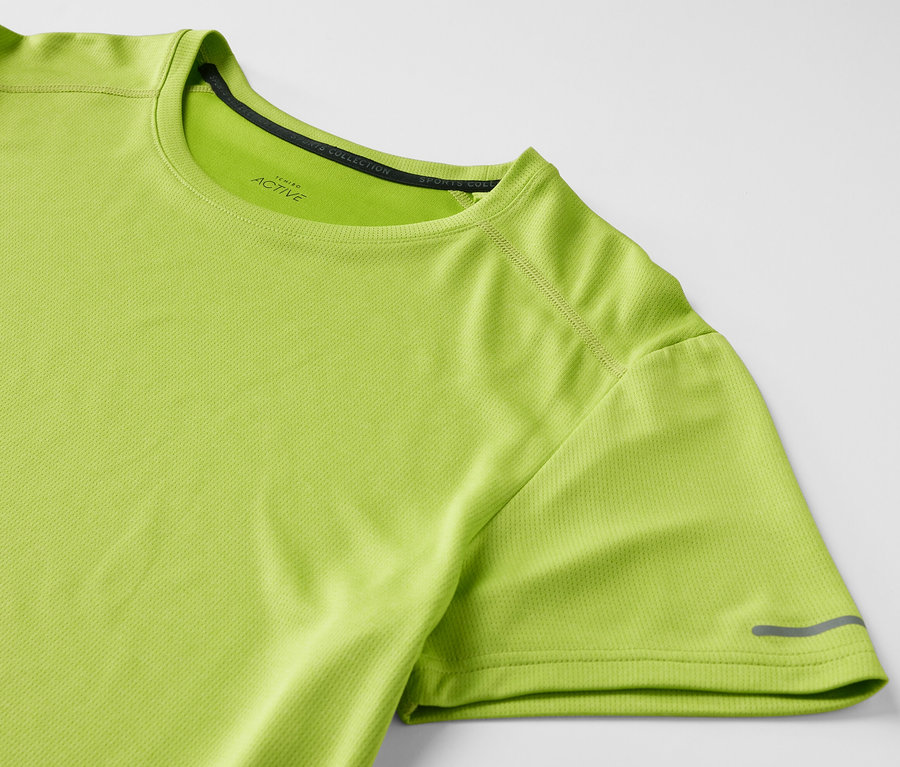 Limon yeşili fonksiyonel tişörtün yakın çekimi.