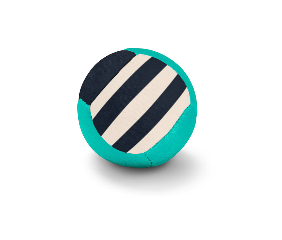 Mavi ve beyaz çizgili, turkuaz kenarlı zıplayan su topu.