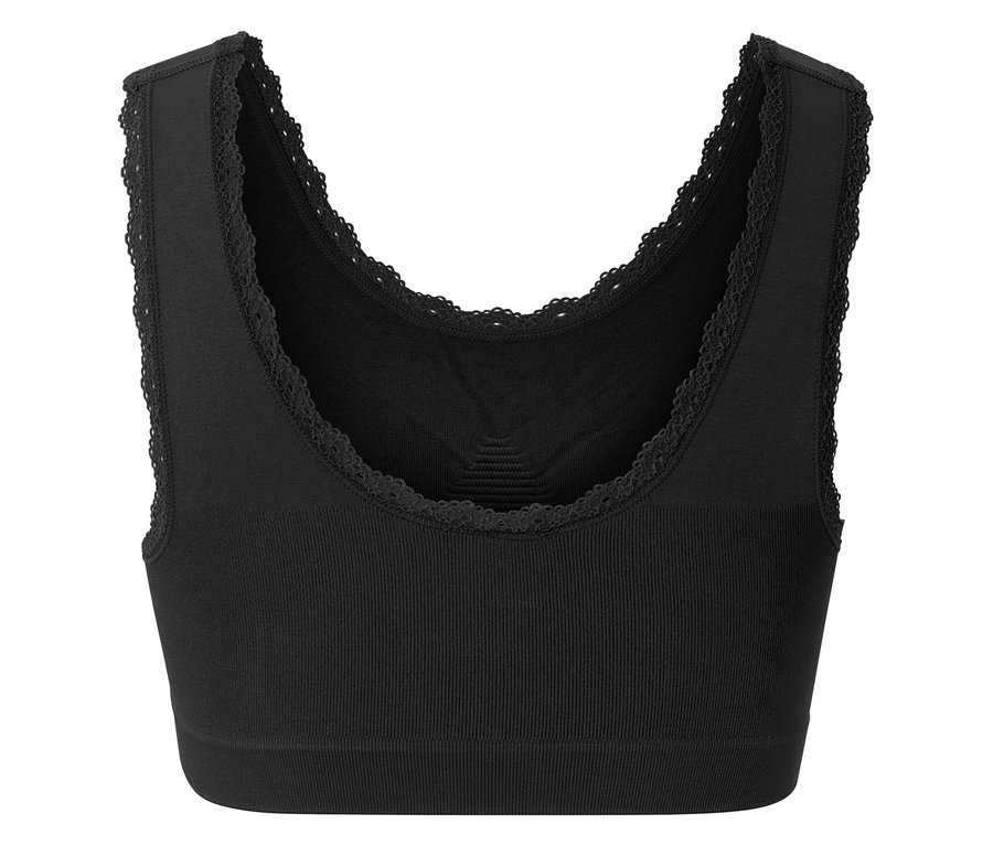 Dantel detaylı siyah bir spor sütyeninin yakın çekim görüntüsü.