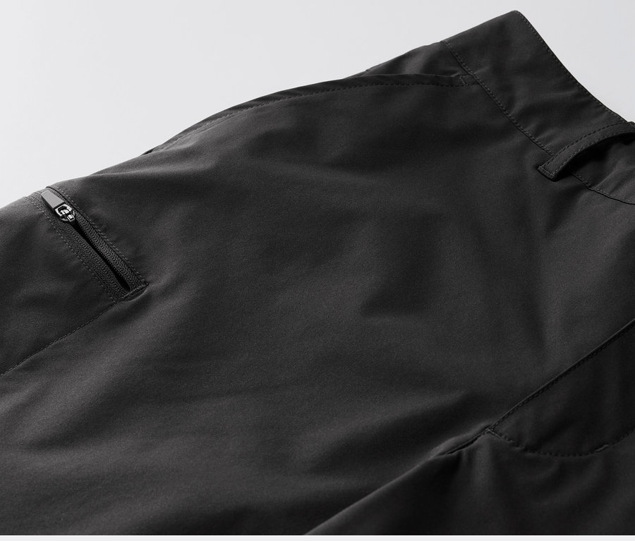 Softshell fonksiyonel şortun yakın çekim detayı