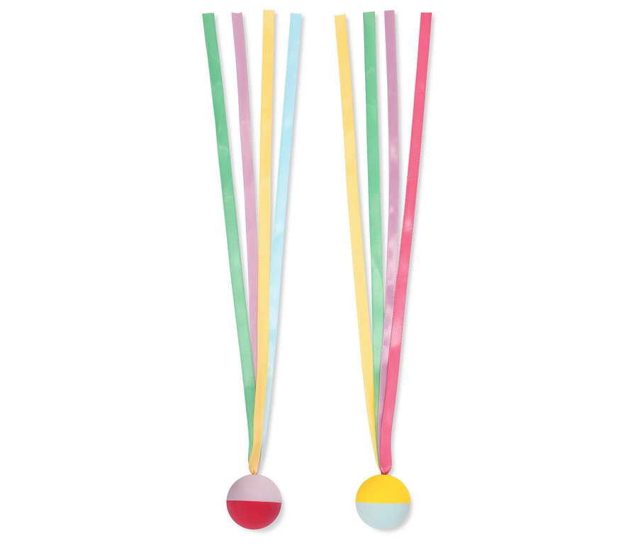 Renkli şeritli ve yarım küre şeklinde uçları olan iki süs beyaz bir zeminde duruyor.