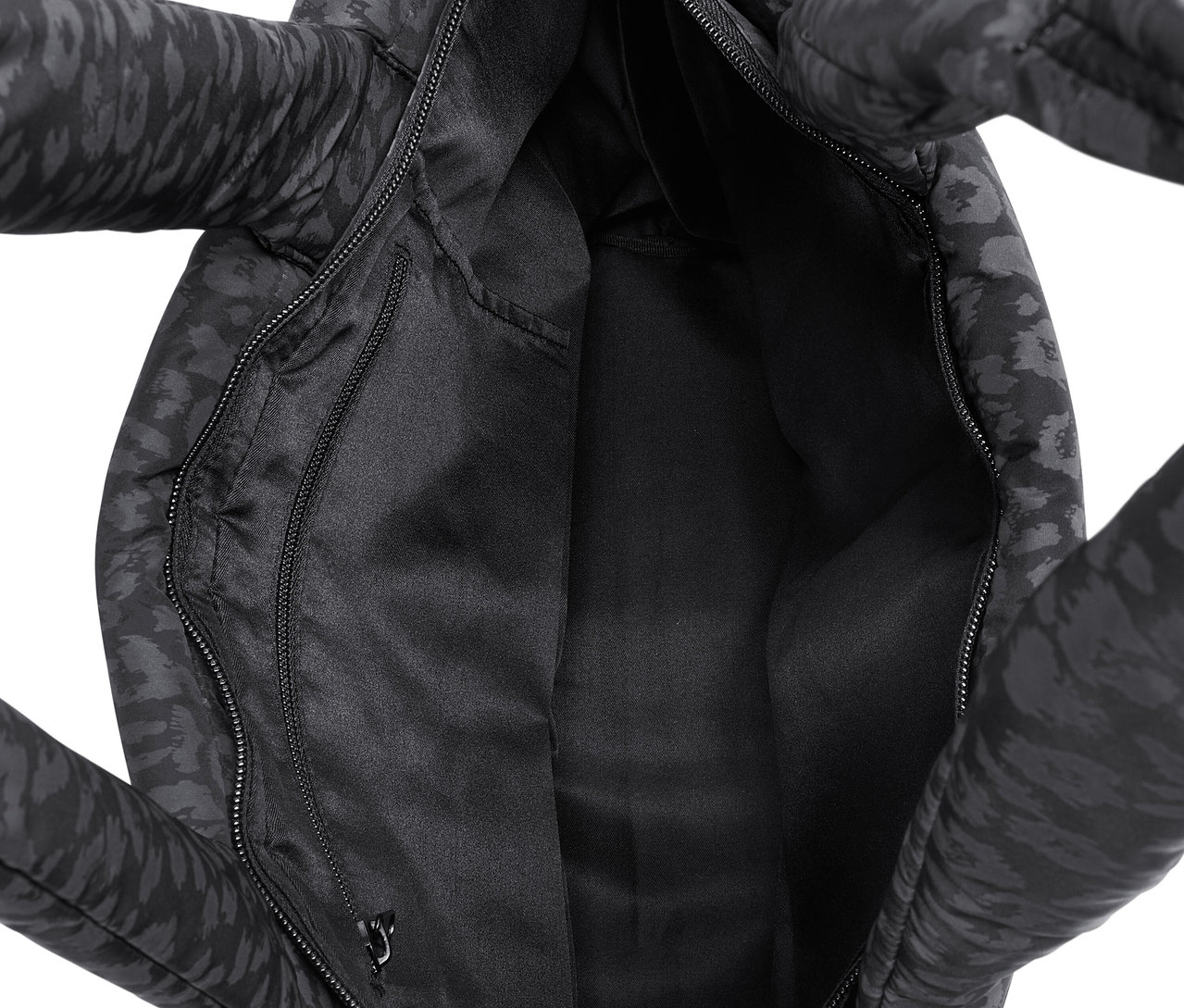 Açık, desenli, siyah, fermuarlı bir tote çantanın iç görünümü.