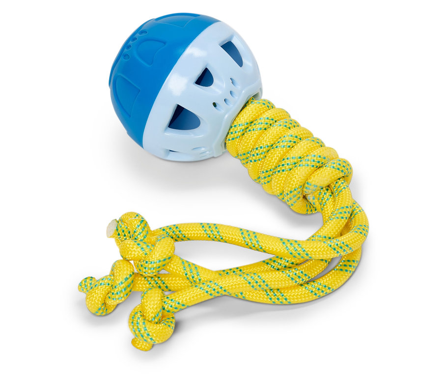 Beyaz zemin üzerinde sarı-yeşil ipli mavi-beyaz köpek topu.