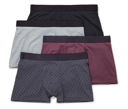Siyah, gri, bordo ve yaprak desenli dört adet erkek boxer şort üst üste duruyor.