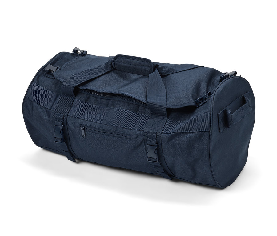 Lacivert bir seyahat çantası ve sırt çantası beyaz bir yüzeyde duruyor.