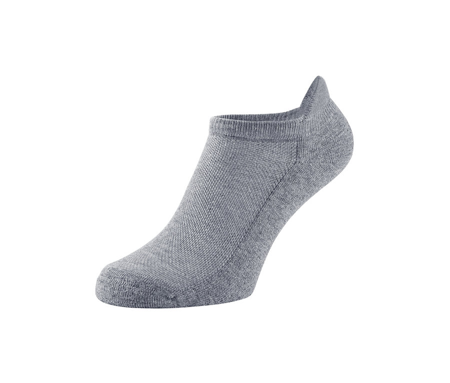 Beyaz arka planda gri fonksiyonel sneaker çorabı.