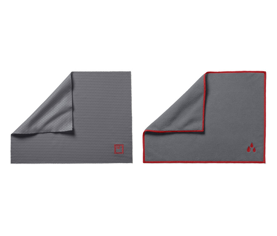 İki gri temizlik bezi: bir Cam ve Parlatma Bezi ve bir Temizlik Bezi Seti'nden.