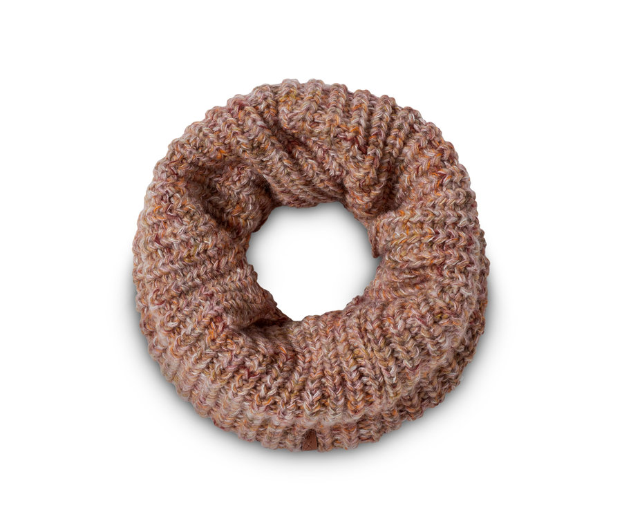 Beyaz bir arka planda kahverengi tonlarında örgü boru atkı.