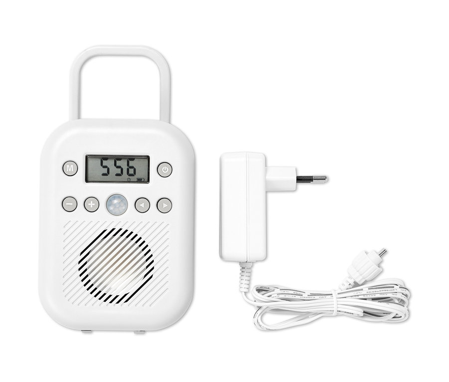 Ekranı ve şarj cihazı olan beyaz bir banyo radyosu.