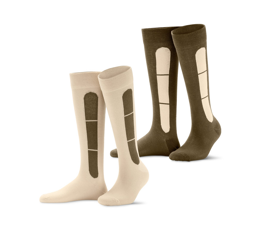 Bej ve haki renklerde iki çift seyahat kompresyon çorabı.