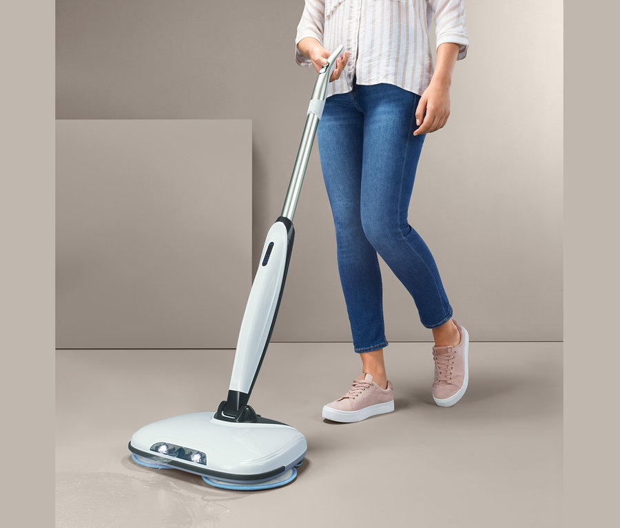 Kadın elektrikli paspas kullanıyor.