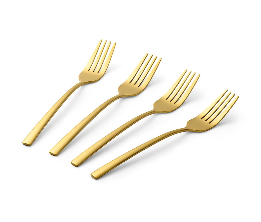 Beyaz bir arka planda, çatal bıçak kaşık setinden dört adet altın rengi pasta çatalı.