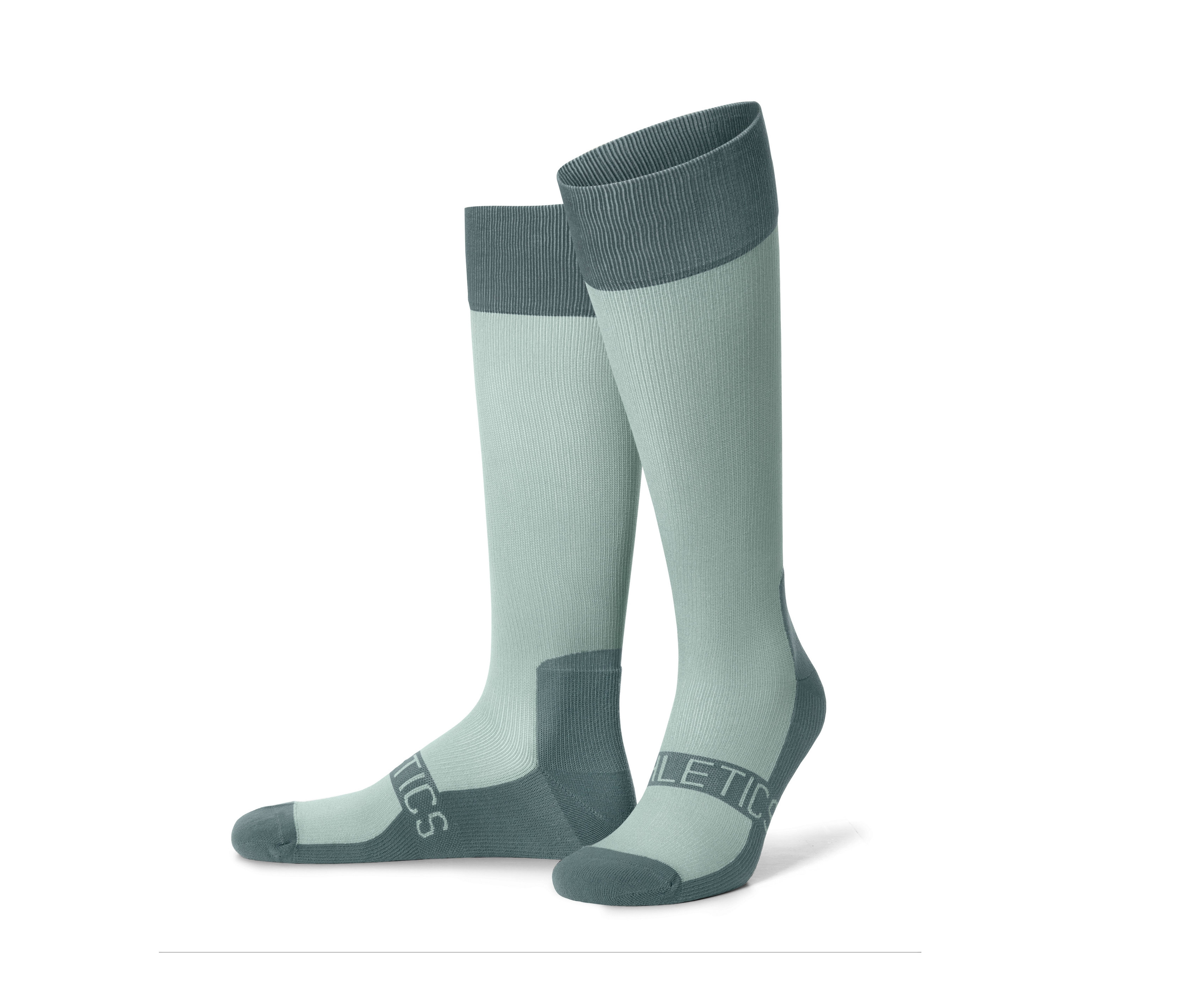 Bir çift açık yeşil spor kompresyon çorabı.