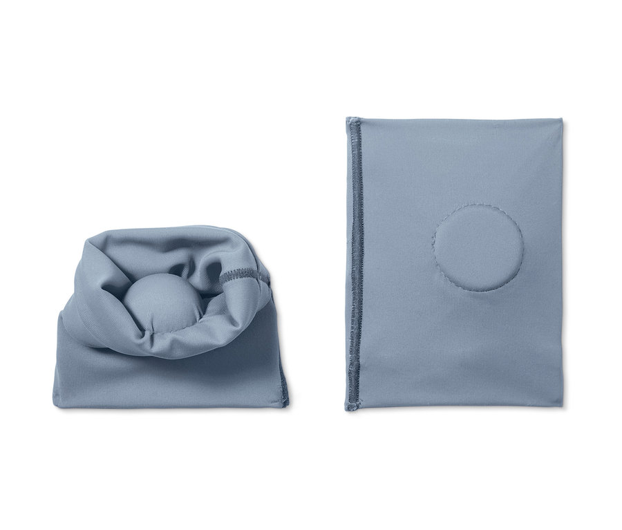 İki adet mavi ayak masajı bantı, biri rulo halinde ve biri düz.