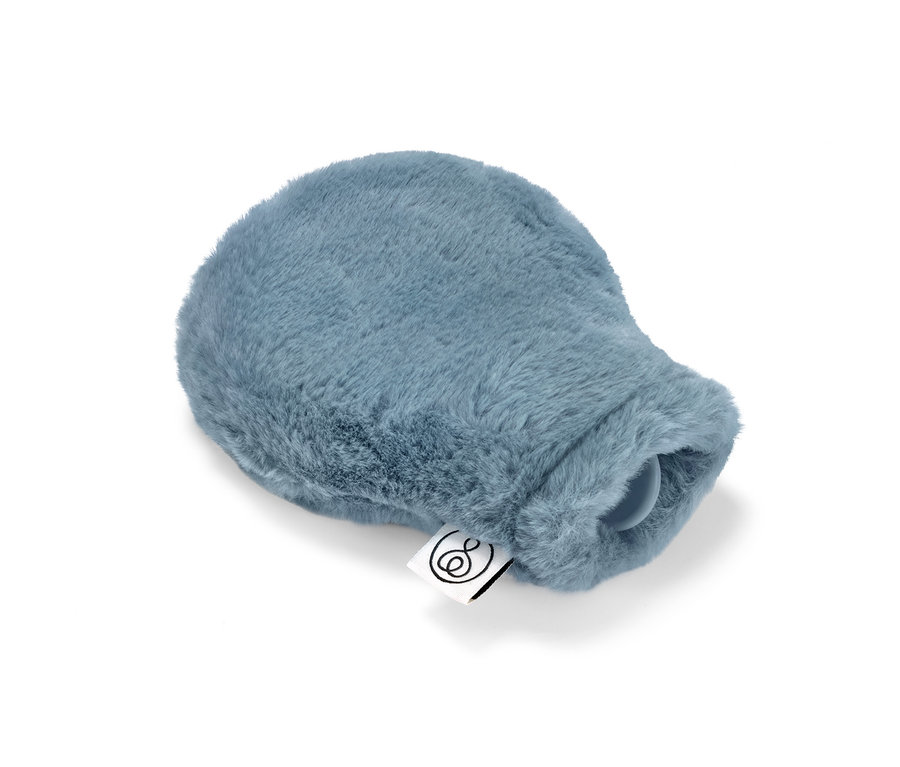 Mavi renkli, pelüş kılıflı mini sıcak su torbası beyaz bir arka plan üzerinde duruyor.