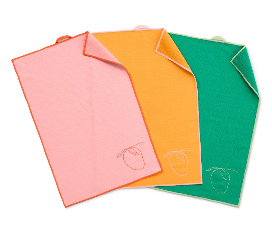 Meyve nakışlı üç adet kurulama bezi. Biri pembe, biri turuncu ve biri yeşil.