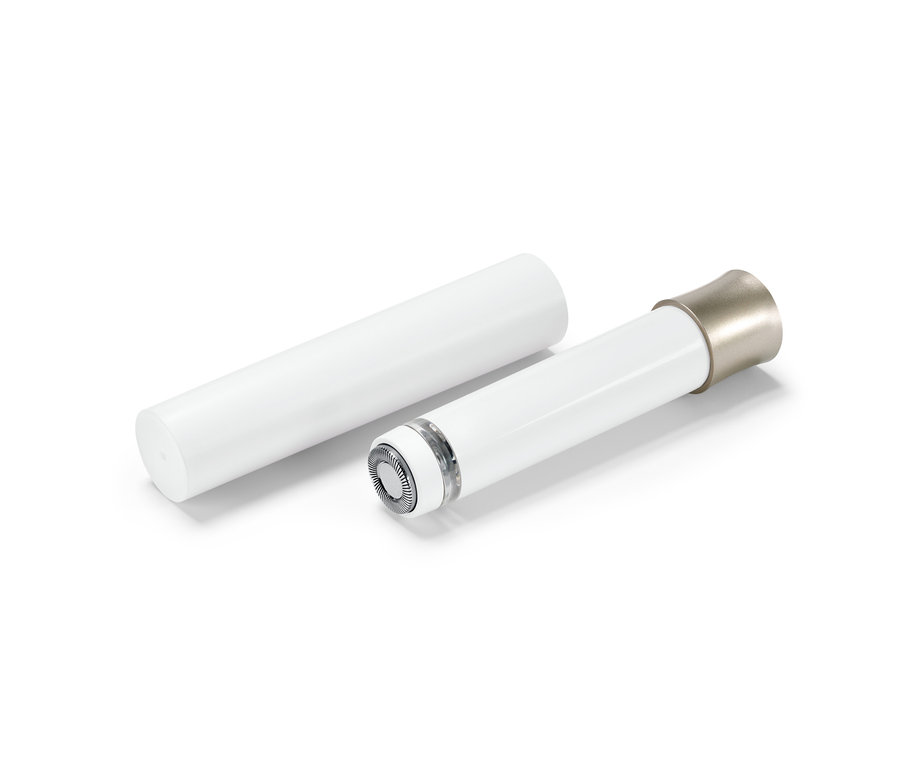 Elektrikli yüz epilatörü ve beyaz kılıfı beyaz bir arka plan üzerinde duruyor.