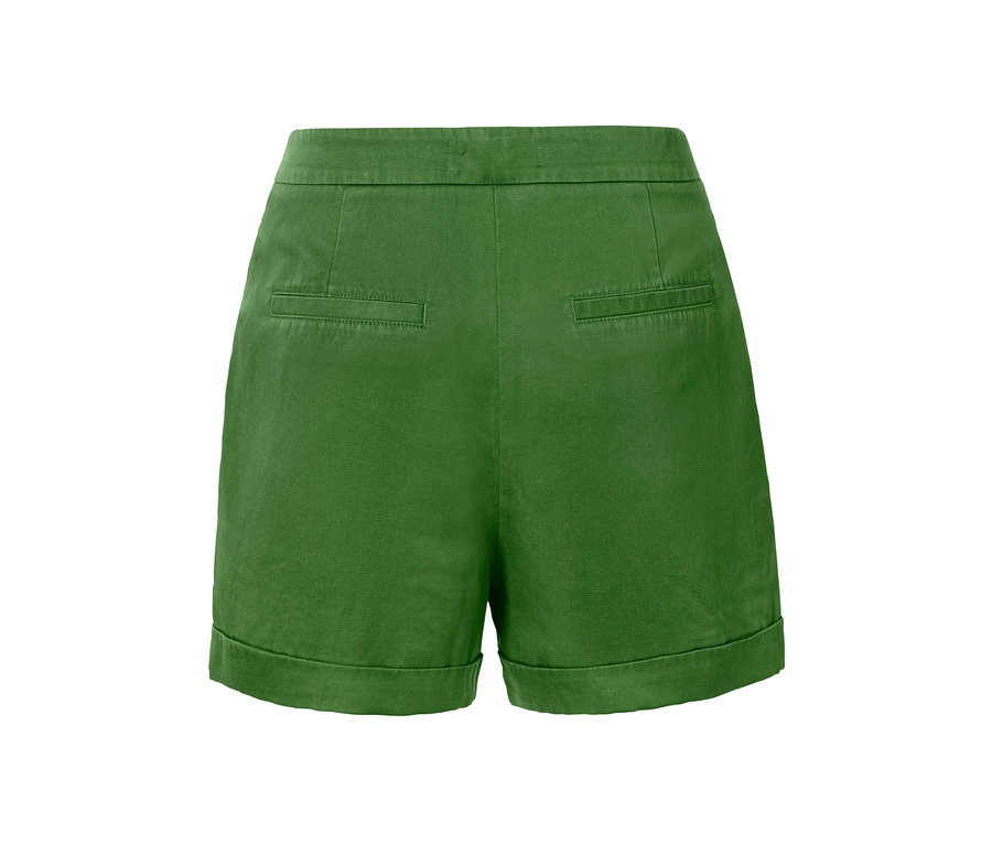 Ketenli, yeşil şortun arka görünümü.