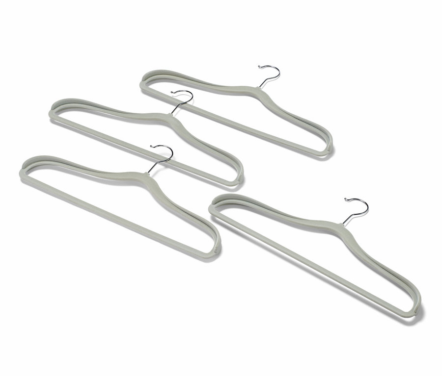 Dört adet omuz kısmı güçlendirilmiş elbise askısı