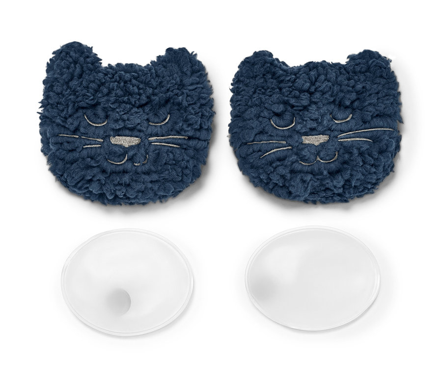 Beyaz bir arka plan üzerinde iki adet »Kedi« cep ısıtıcı ped ve iki adet şeffaf yuvarlak kapsül.