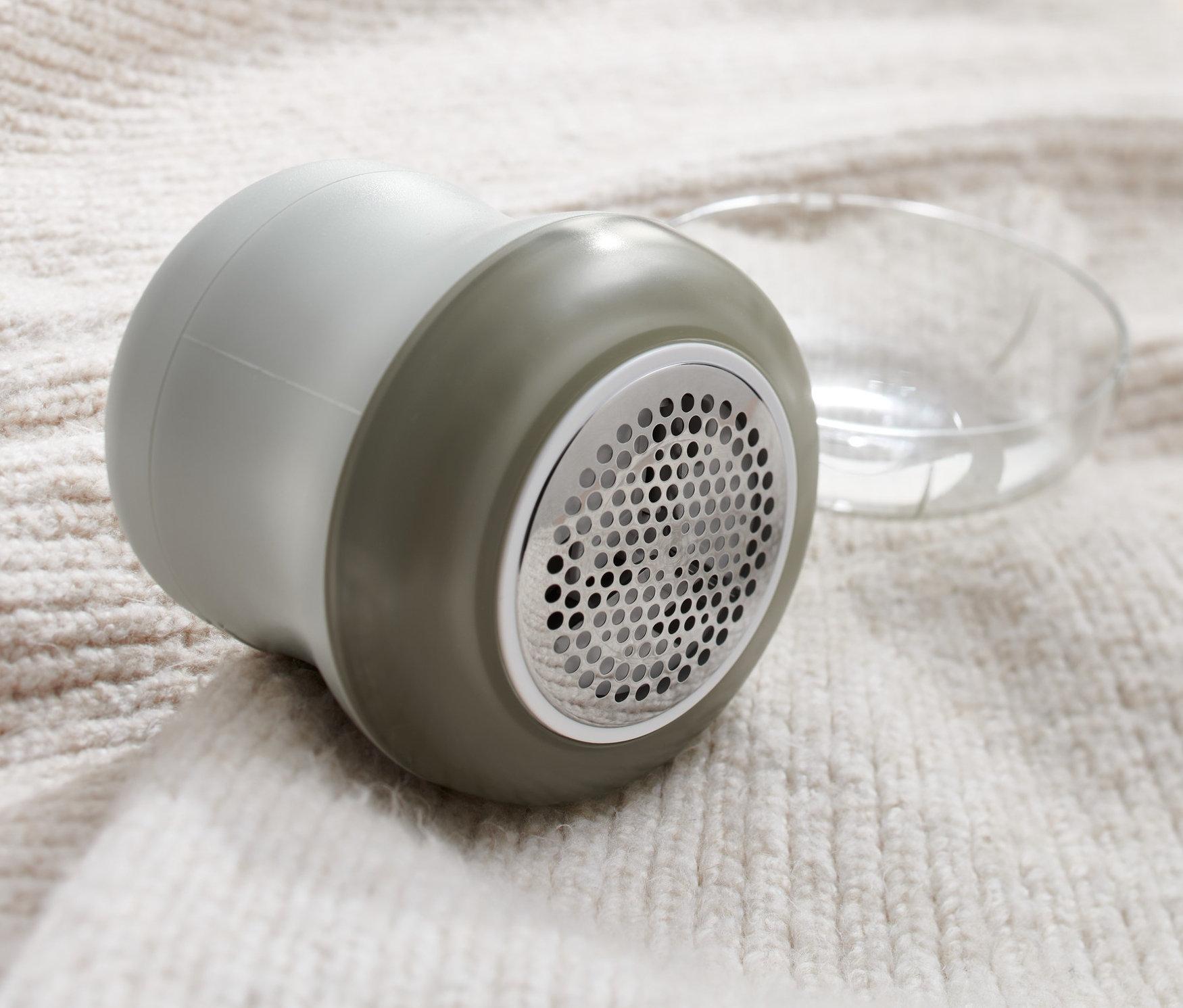 Gri renkli tüy kesici bir kazakta duruyor.