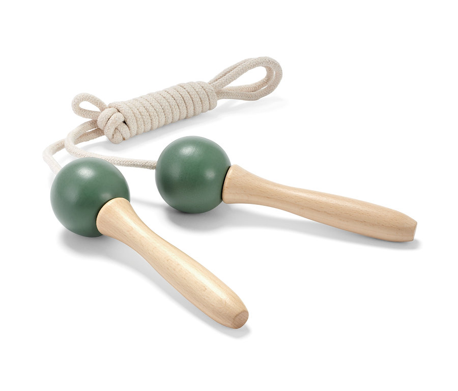 Ahşap saplı ve sarılı halatlı yeşil atlama ipi.