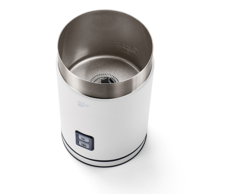 Beyaz bir elektrikli süt köpürtücünün detayı.