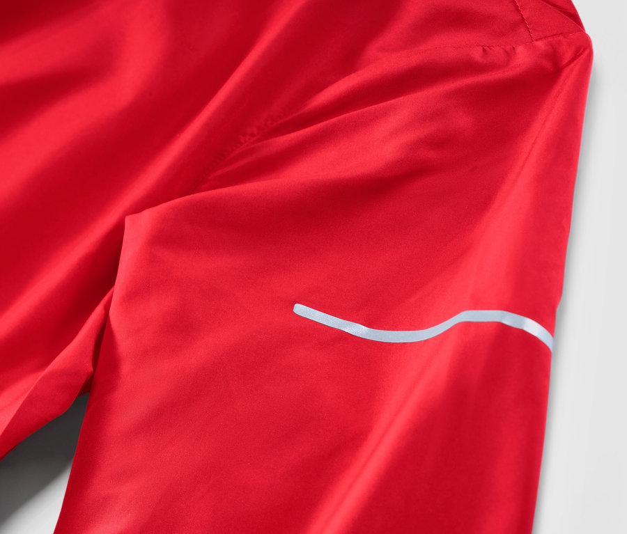 Kırmızı hafif koşu ceketinin detayı.