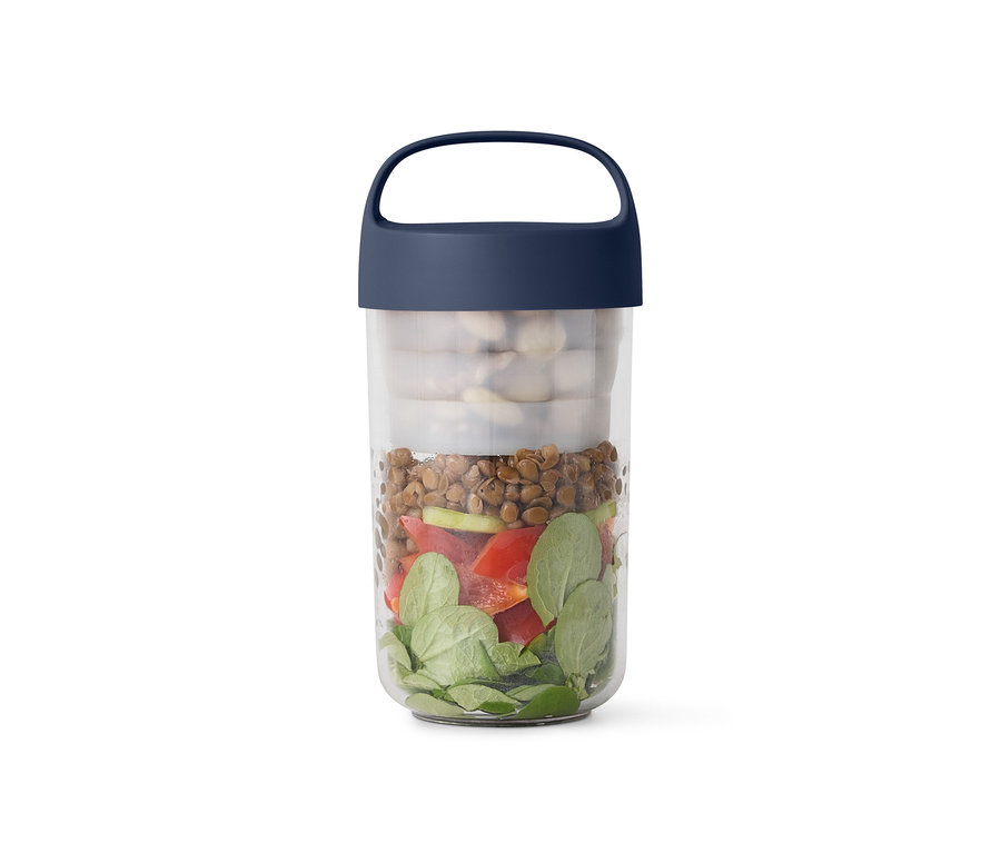 Salata, mercimek ve beyaz fasulye dolu, mavi kapaklı şeffaf kap.